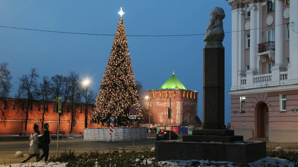 Наконец, елка украшена и горит, завершая новогодний кремлевский ансамбль