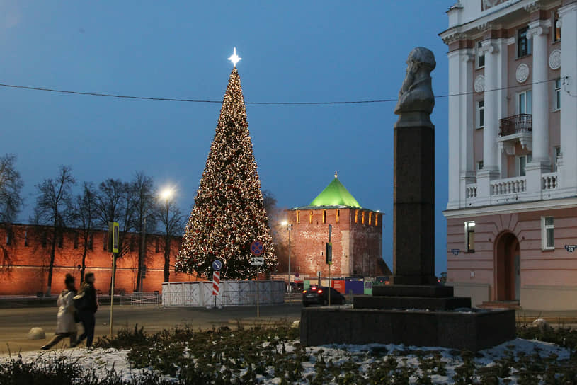 Несмотря на тяжелый год, который сильно изменил жизнь нижегородцев, сейчас все готовятся к празднику, который для многих пройдет в новом формате -- без ресторанов и шумных вечеринок