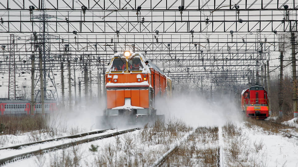 На железной дороге проблемы те же, что и на городских улицах, но путь для вагонов всегда подготовит снегоочистительный поезд