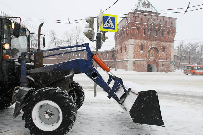 Основные силы нижегородские коммунальщики бросили на расчистку магистральных улиц и центральной площади Минина у кремля