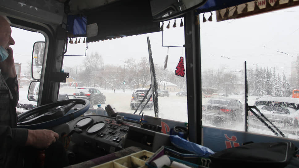 Дорогу все труднее рассмотреть сквозь обледеневшее от снегопада стекло автобуса