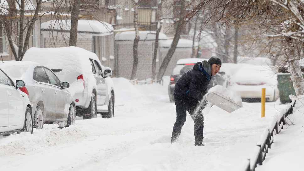 Большинство коммунальных рабочих никогда не видели снега на своей родине