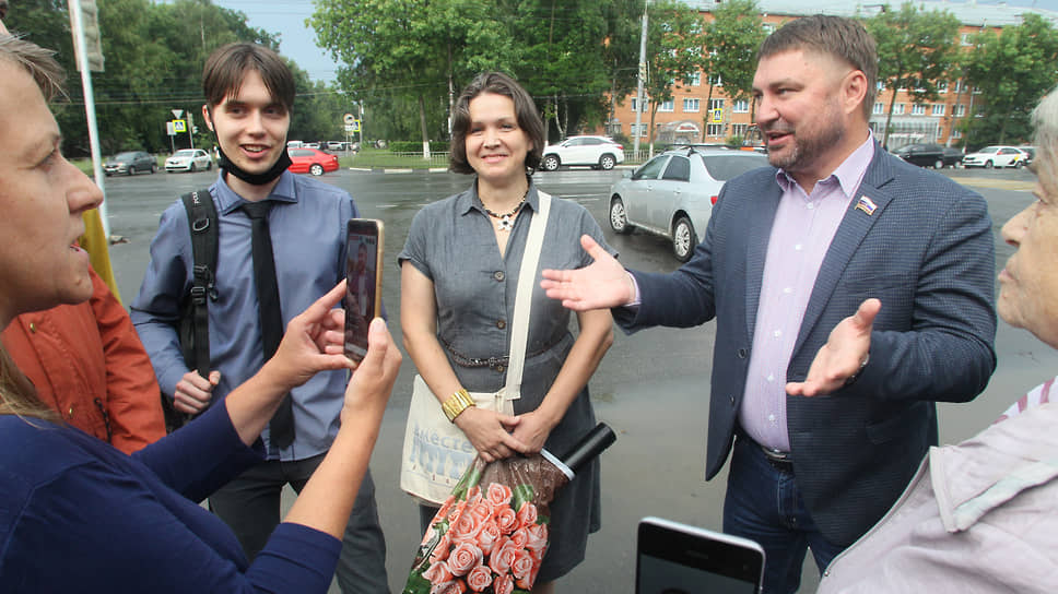 В июле застройщик парка ГК ЕКС встретился с протестующей общественностью. Председатель комитета по экологии Заксобрания области Владислав Атмахов (на снимке справа) решил лично ознакомиться с ситуацией