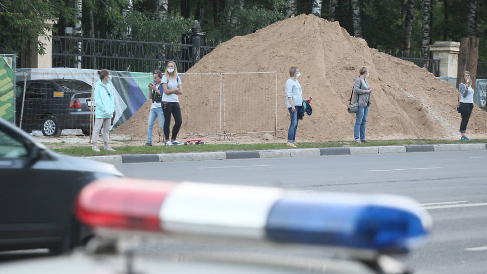 Протестующие не поверили обещаниям застройщика и продолжили вставать в еженедельные пикеты вдоль ограды