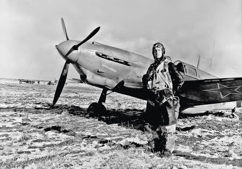 Летчик А. М. Кулагин возле своего ЛаГГ-3 66-й серии. 1944 год