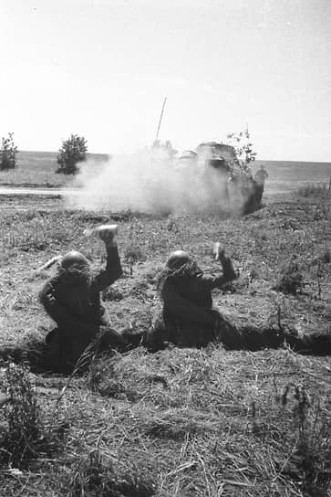 Советские бойцы отрабатывают противотанковые учения с противотанковой смесью