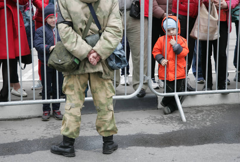 Пришедшие на парад зрители наблюдали из-за ограждения