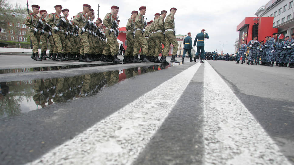 Второй год парад проходит у Речного вокзала вместо традиционной площади Минина перед кремлем