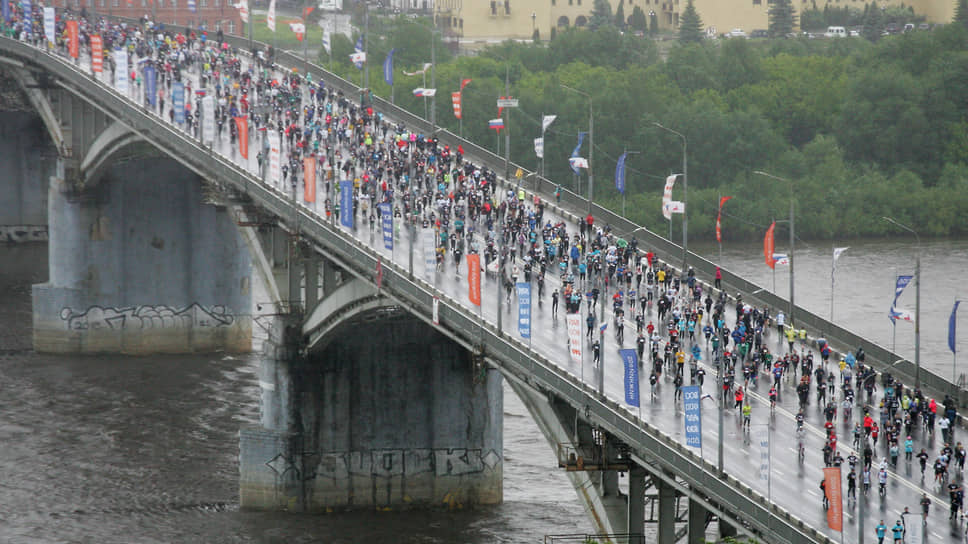 Даже холодный проливной дождь не остановил любителей бега. Тысячи бегунов из Нижнего Новгорода и других российских городов растянулись по трассе, проходящей через Канавинский мост