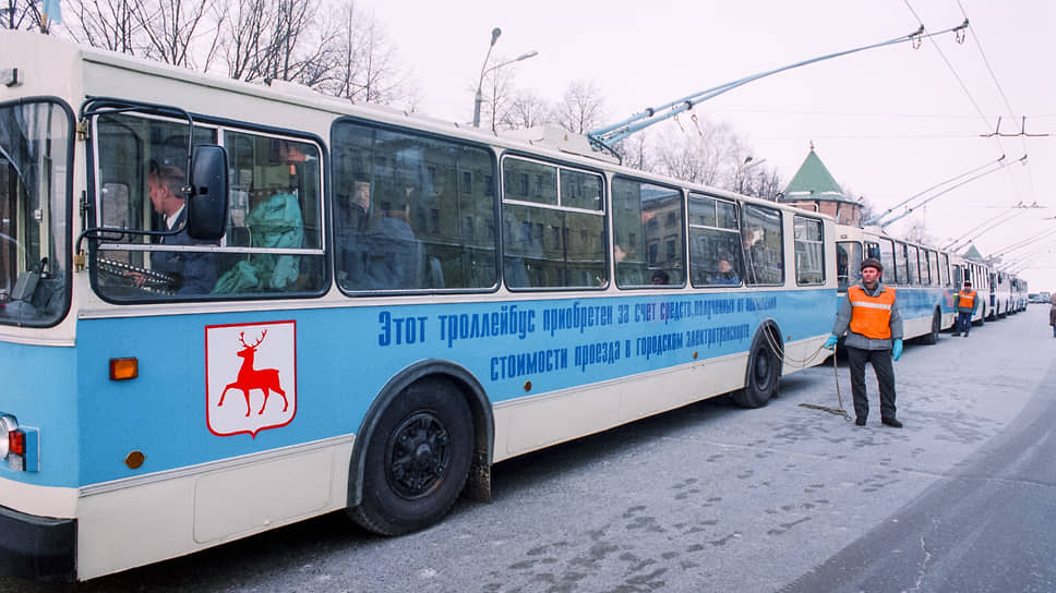 Избранный в 1998 году мэром Юрий Лебедев сразу приступил к выполнению предвыборных обещаний, повысив оплату за проезд в электротранспорте. В январе 2000 в городе появились новые троллейбусы, на бортах которых крупными буквами написали, что они куплены за счет повышения тарифа