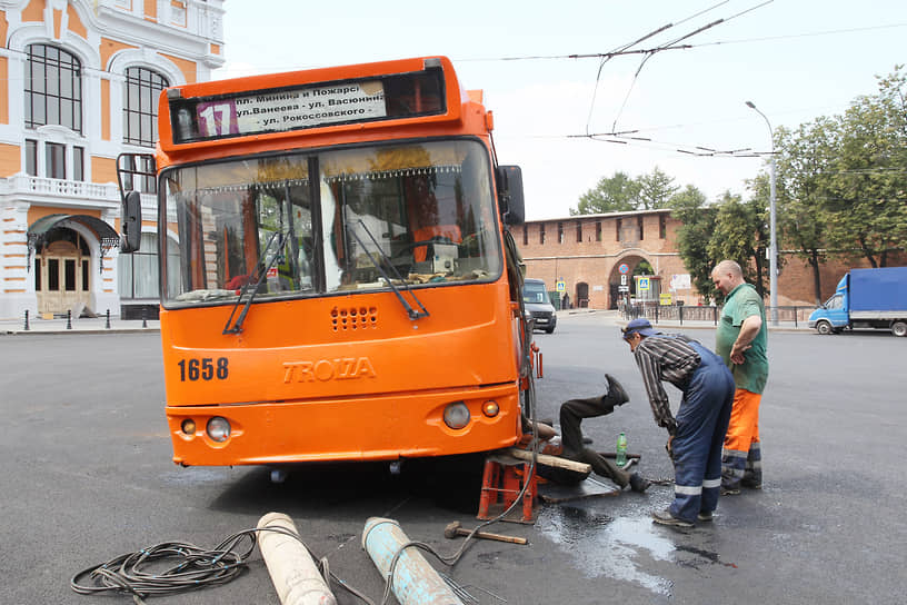 Сегодня троллейбусный парк требует обновления. Эта машина Trolza отработала без перерывов 15 лет и сломалась прямо у кремля