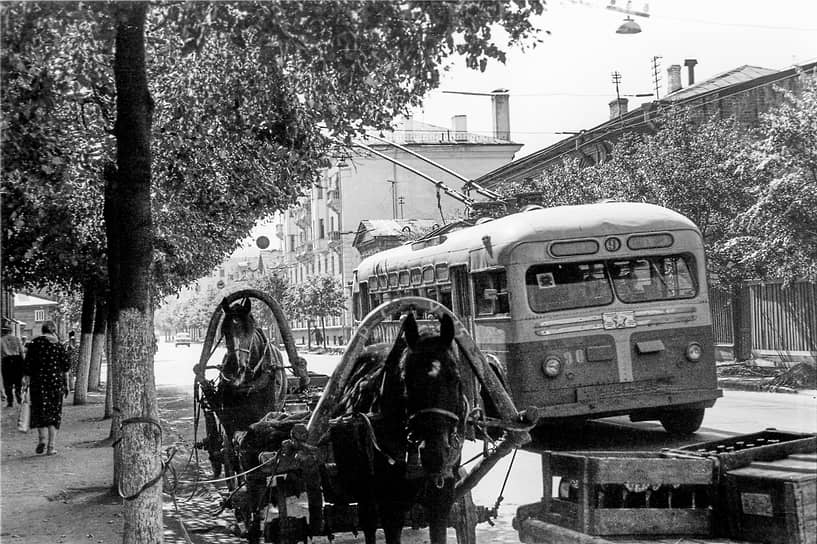 К началу 60-х годов троллейбусная сеть заметно расширилась, запустив линии в заречной части города. В 1963 году открылся маршрут №9 от площади Минина до улицы Нартова, по которому курсировали все те же МТБ-82