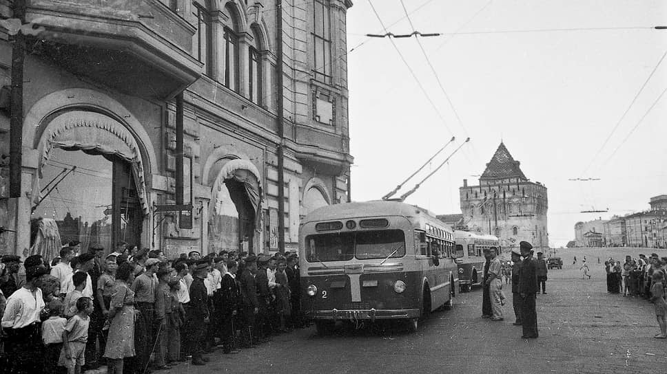 27 июня 1947 года в самом начале улицы Свердлова состоялось торжественное открытие первой в Горьком троллейбусной линии. Полученные из Москвы машины МТБ-82 курсировали по маршруту №1 вдоль Свердловки. Рогатый транспорт был такой новинкой, что на каждой остановке первый троллейбус встречали аплодисментами
