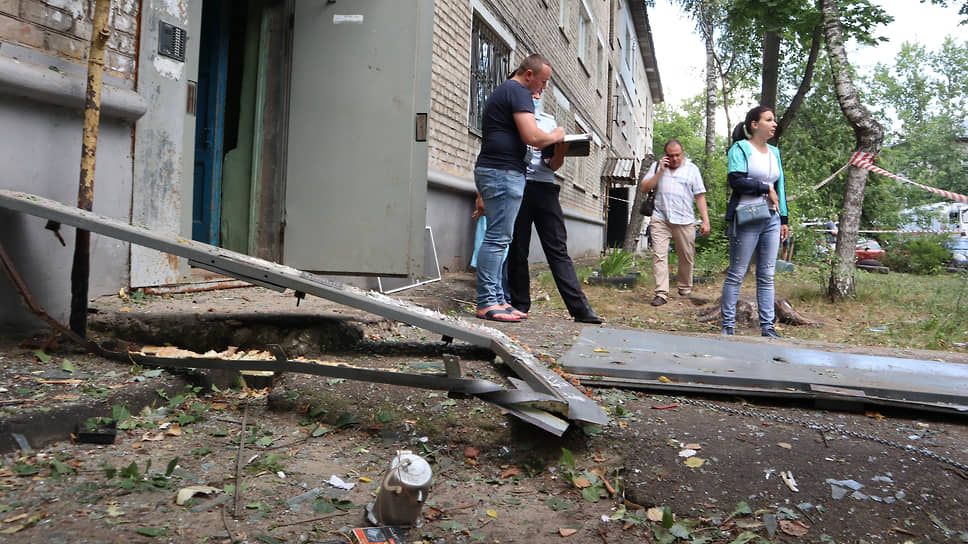 Взрыв пропана в баллоне произошел в квартире 28 на первом этаже. Подъездную дверь выбило и отбросило к подъезду напротив