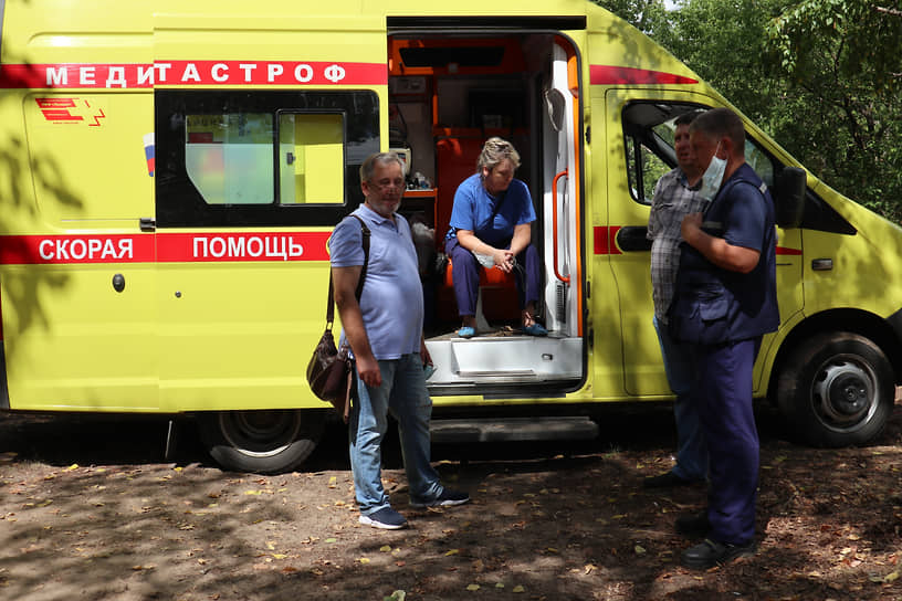 Скорая помощь увезла в больницу трех пострадавших. Действия одного из них - стали причиной взрыва: он пытался вскрыть баллон с пропаном