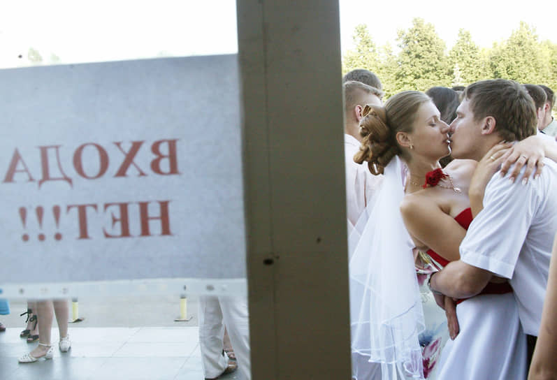 Сегодня нижегородским молодоженам из-за коронавирусных ограничений не удастся отгулять широкую свадьбу и пригласить полный ЗАГС родственников