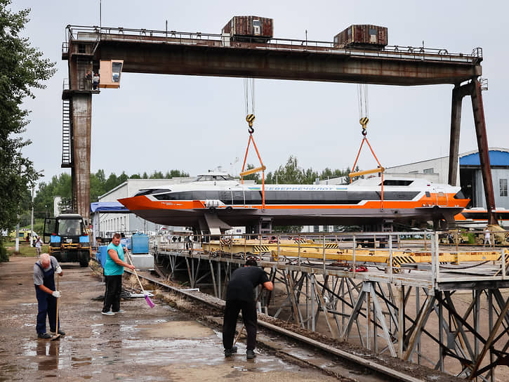 Перед спуском судна на воду рабочие подметали мокрый пирс и ругались, потому что не понимали, зачем они это делают