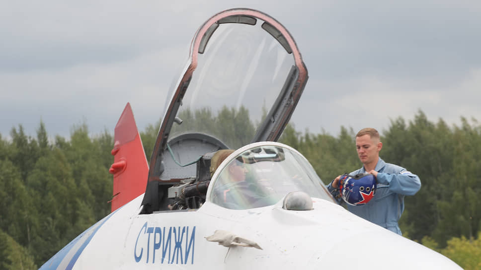 Пока над Волгой крутили мертвые петли спортивные самолеты, в аэропорту Стригино занимала предварительный старт пилотажная группа &quot;Стрижи&quot;