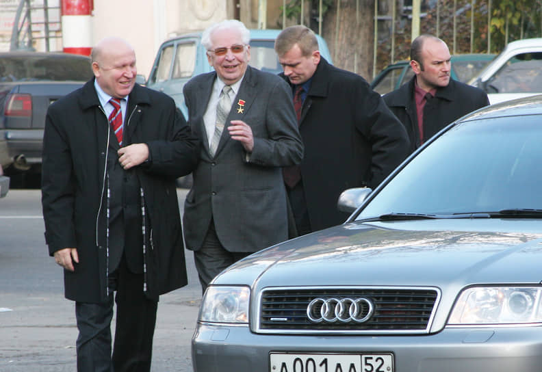 Владимир Ильич был активным участником общественной жизни нашего региона. На снимке он вместе с губернатором Шанцевым осматривает новую коммунальную технику