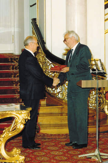 27 сентября 1989 года Владимир Ильич получил из рук президента СССР Михаила Горбачева Орден Ленина и золотую медаль &quot;Серп и Молот&quot;