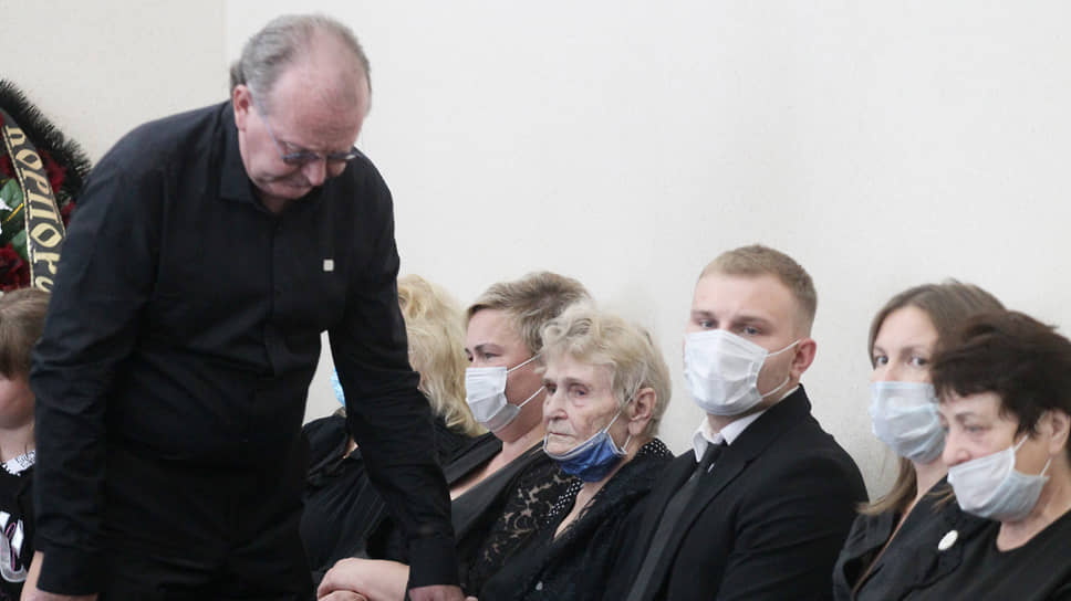 Сын покойного Александр Лузянин пытается утешить мать Марию Прокофьевну