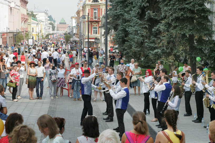 Выступления лучших оркестров страны мгновенно собирали аудиторию гуляющих по Покровке
