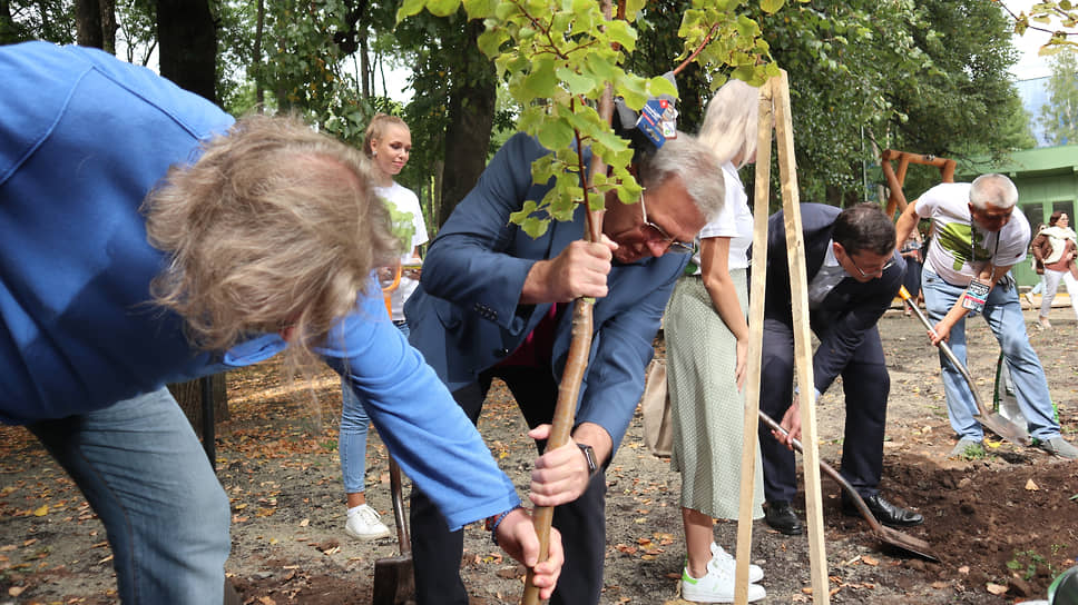 Компенсировать убыль деревьев в день открытия парка постарались чиновники. Председатель Законодательного Собрания Евгений Люлин посадил свою березу
