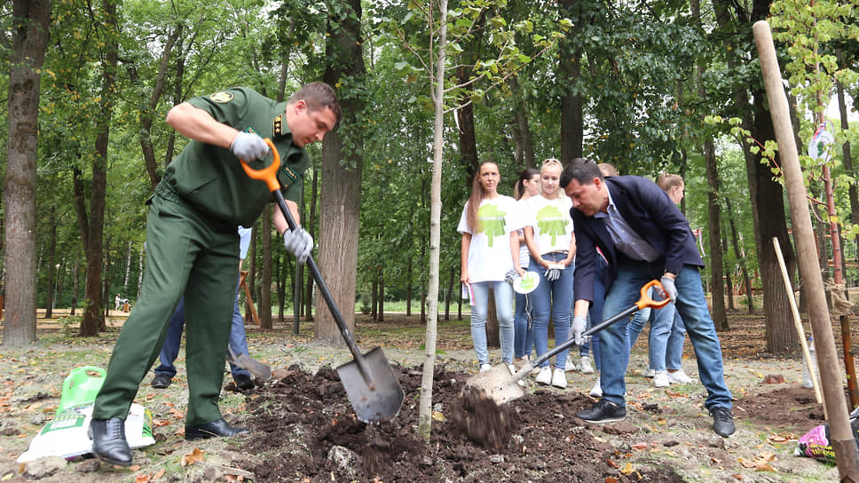 Министры лесного хозяйства и экологии Роман Воробьев (слева) и Денис Егоров тоже посадили по дереву