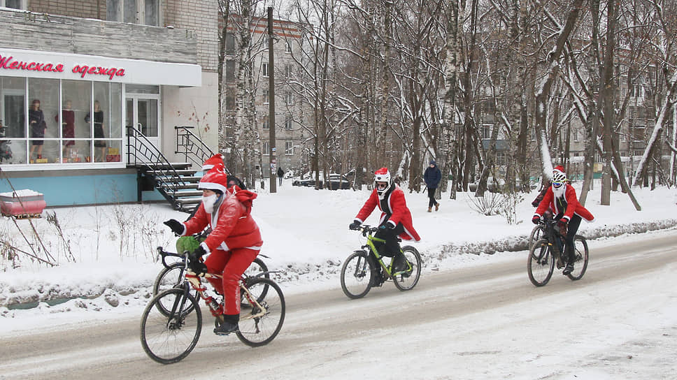 Даже Санта-Клаусы пересаживаются на велосипед с оленей