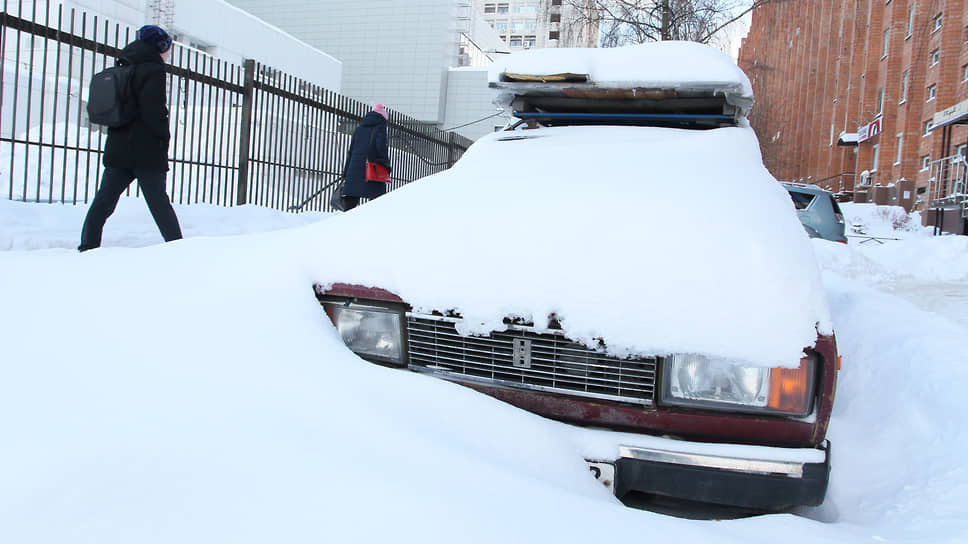 В снежные зимы, какой была прошедшая, многим автомобилистам проще оставить железного коня в сугробе