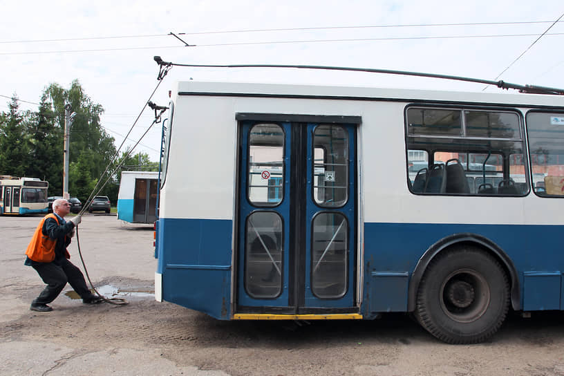 Троллейбус, как и трамвай, гораздо экологичнее автотранспорта, поскольку не выбрасывает в атмосферу продуктов сгорания