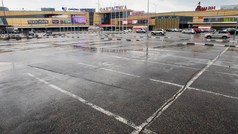 Парковки у торговых центров были непривычно пусты