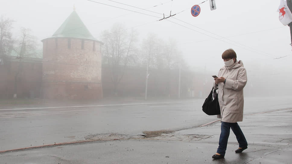 В день победы улицы и площади Нижнего Новгорода казались еще более пустынными из-за густого тумана