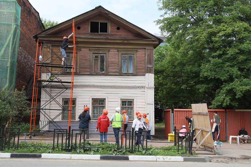 Фестиваль восстановления исторической среды «Том Сойер фест» проходит в Нижнем Новгороде с 2017 года. В 2021 году в нем участвовали более 80 волонтеров, которые приводили в порядок дома и сады на территории квартала церкви Трех Святителей (улицы Новая, Короленко, Славянская и Студеная)