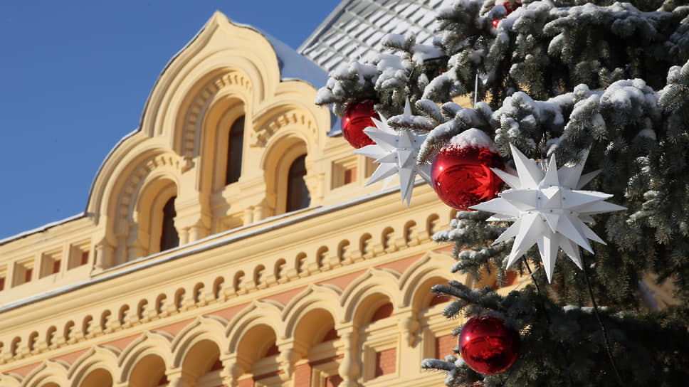 Нижегородскую ярмарку, которая стала центром новогодних торжеств, украсили елками