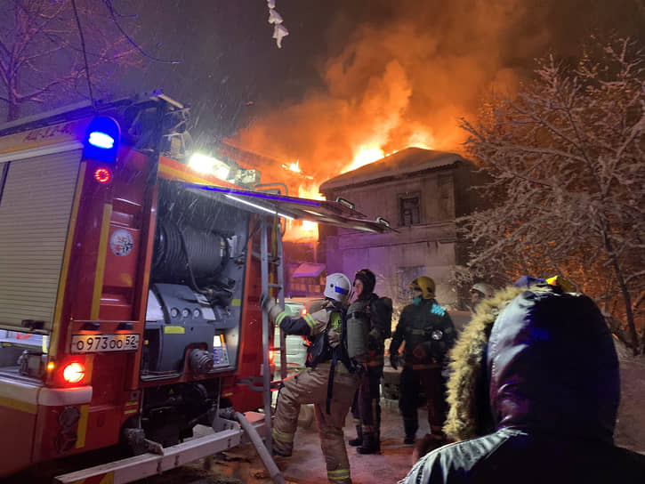 23 декабря. В течение года в Нижнем Новгороде не раз горели старые деревянные жилые дома и объекты культурного наследия. Под конец года пожар, унесший жизни двоих нижегородцев, произошел в самом центре -- на улице Большой Покровской, в доме, который был признан подлежащим сносу еще в 2014 году