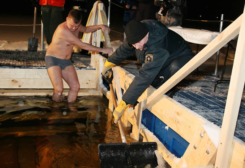 Спасатели зорко следили за купающимися и едва успевали вынимать из купели намерзающий лед