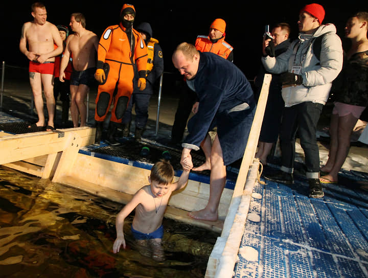 Любители моржевания приучают своих детей к морозным купаниям с малолетства