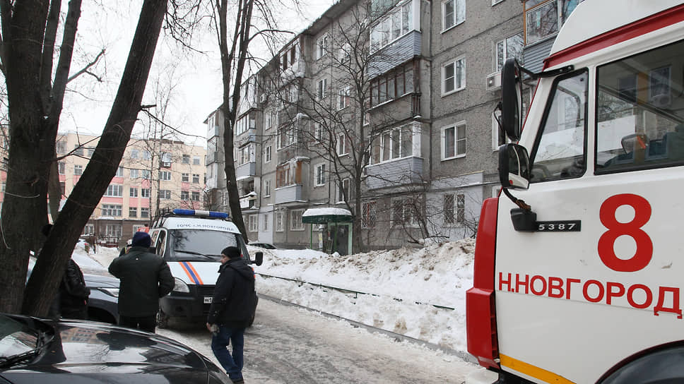 Соседним подъездам дома повезло больше: из них никого не эвакуировали. Но спокойно жить им теперь долго не дадут следственные действия