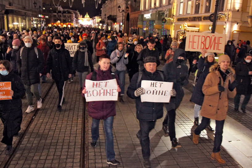 Шествие протеста заняло всю ширину улицы