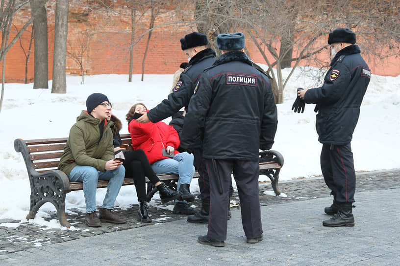 Попытка провести вторую акцию протеста была сорвана полицией. Ее сотрудники, которых, кажется, в центре города было больше, чем прохожих, проверяли документы даже у сидящих на лавочках