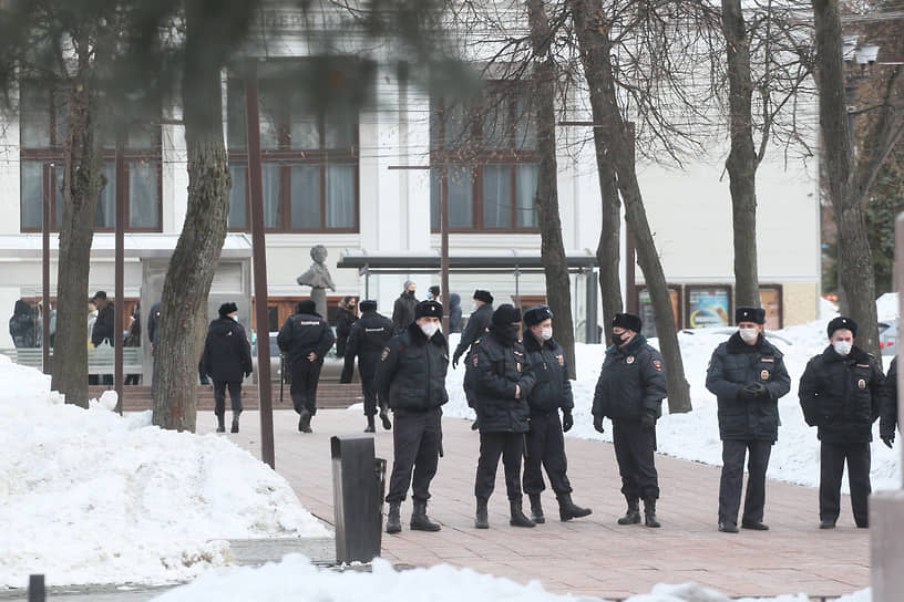 На всех подступах к Оперному театру, где раньше часто собирались митинги оппозиции, установили плотное оцепление