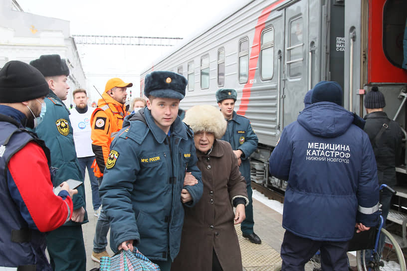 Медики неотлучно присутствовали во время разгрузки поезда