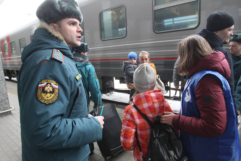 Разгрузка поезда продолжалась не один час, включая тщательный досмотр прибывших из зоны боевых действий