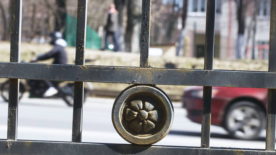 На снимке трудно передать коррозию новехоньких оград парка Швейцария, но глазом она заметна сразу. Подрядчик проведет ремонт по гарантии.