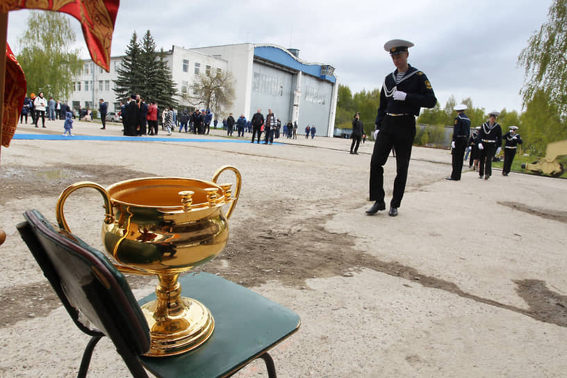 Сегодня ни один корабль не может коснуться воды без православного обряда. Поэтому купель ждет своей очереди после морского парада