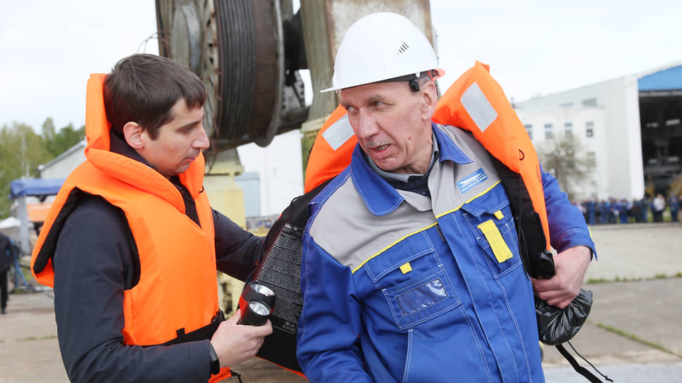 Спуск судна на воду рискованная операция, поэтому все ее участники обязаны надеть спасательные средства