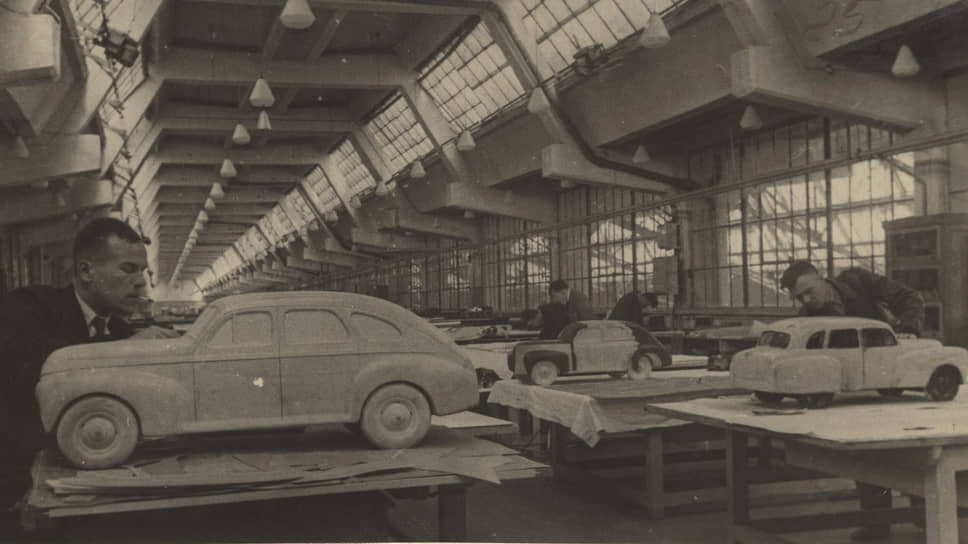 Перед выпуском автомобиля ГАЗ М-20 в серию велась тщательная конструкторская работа. На фото – макетный цех Горьковского автозавода