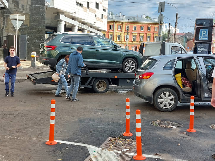 Дождь шел несколько часов. Вода плохо уходила с улиц города, из-за чего некоторые автомобили утонули