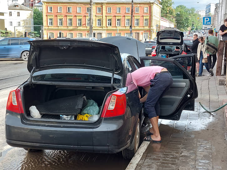 Водителям припаркованных машин пришлось вычерпывать воду из салона